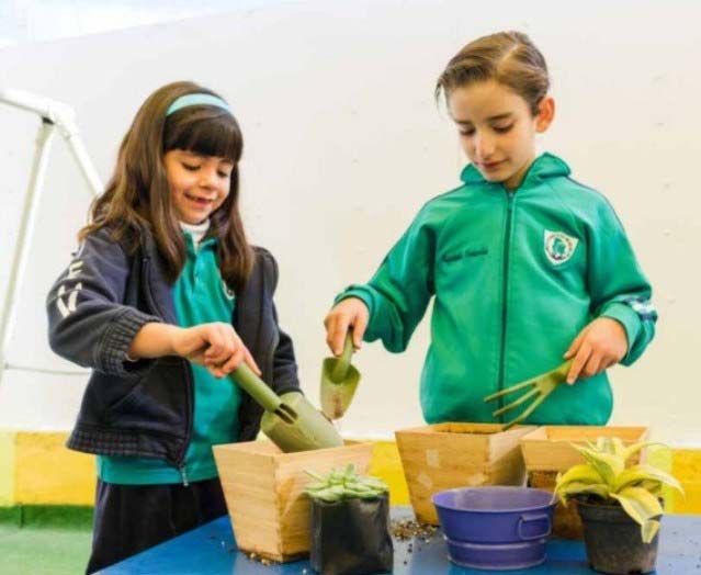 Niños explorando materiales durante una actividad escolar