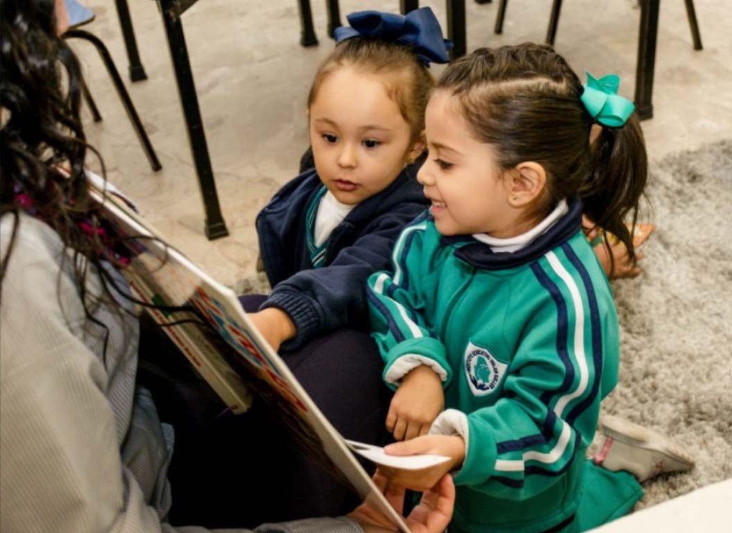 Alumna realizando una actividad de lectura