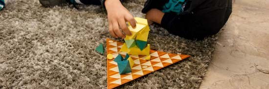 Alumno construyendo una figura con piezas educativas